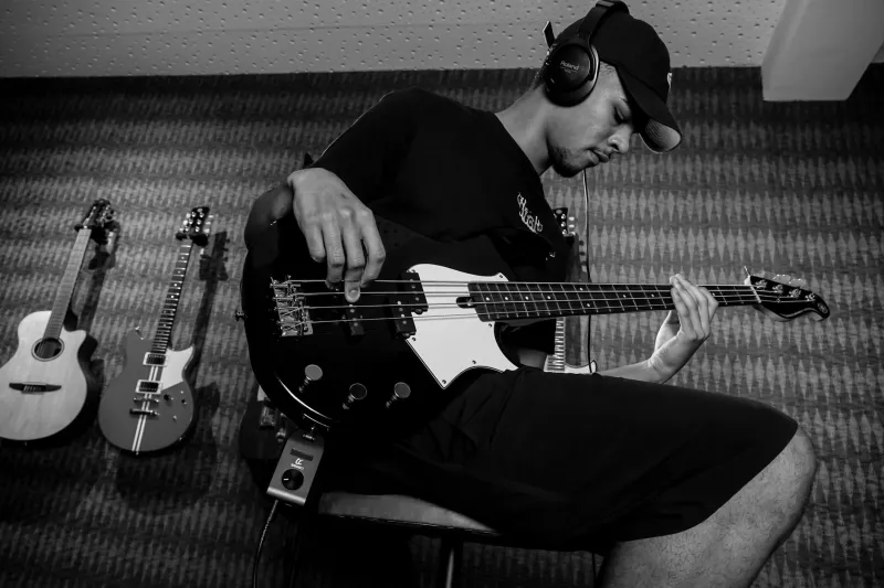 Sem caixinha, sem rótulo: a geração de artistas que está inventando um novo idioma musical brasileiro